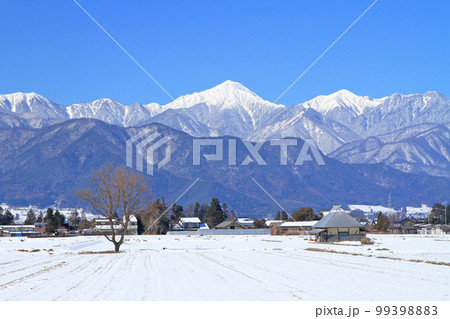 雪景色の安曇野と北アルプス 99398883