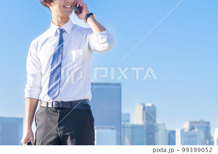 グローバルで活躍する若いビジネスマン 顔無し グローバルで活躍する若いビジネスマン 顔無し 99399052