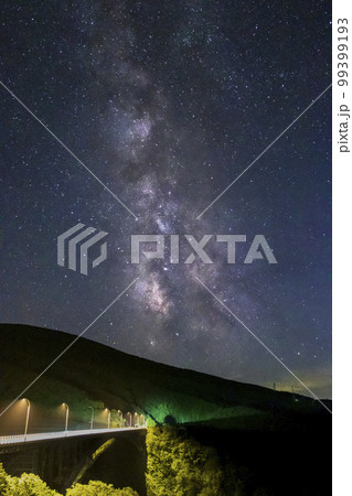 青森県 八甲田 城ケ倉大橋と天の川01 99399193