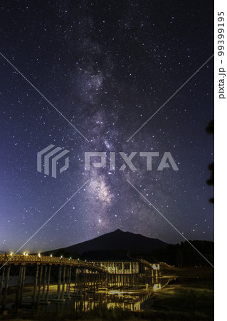 青森県 鶴の舞橋と岩木山にかかる天の川 99399195