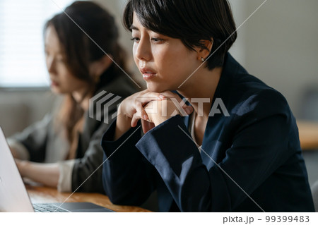 ビジネス　疲労　残業　徹夜 99399483