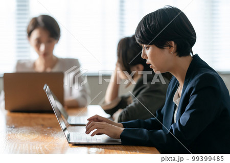 ビジネス　疲労　残業　徹夜 99399485