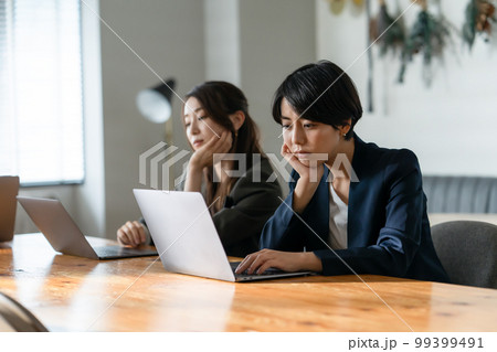 ビジネス　疲労　残業　徹夜 99399491