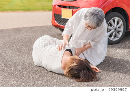 交通事故を起こした高齢者と被害者の女性 交通事故を起こした高齢者と被害者の女性 99399997