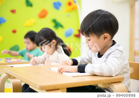 勉強をする子供　小学校受験などのイメージにも 99400998