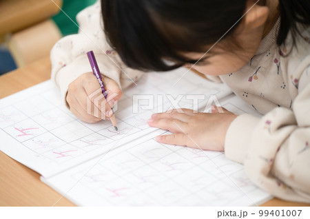 勉強をする子供　小学校受験などのイメージにも　顔無し　アップ 99401007