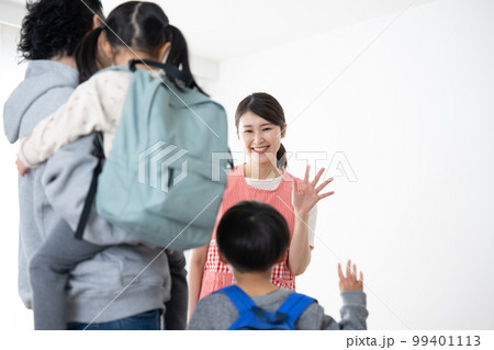 学童や保育所のお迎えの様子　 99401113