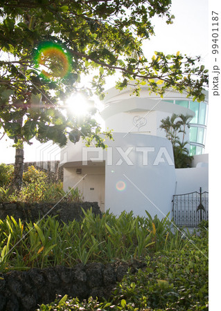綺麗な建物と太陽が写る画像 綺麗な建物と太陽が写る画像 99401187