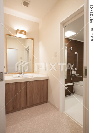 未使用の脱衣所システムバスの画像 99401331