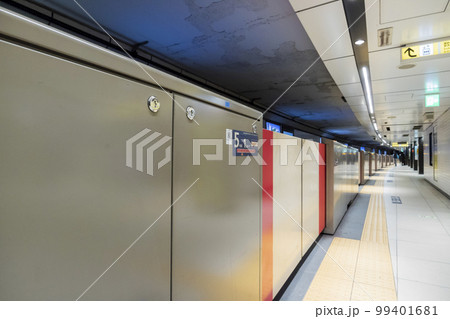 丸ノ内線 新宿駅 地下鉄 駅 ホーム プラットホーム 降車優先 ホーム ホームドア 地下ホーム 丸ノ内線 新宿駅 地下鉄 駅 ホーム プラットホーム 降車優先 ホーム ホームドア 地下ホーム 99401681