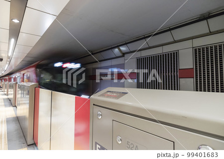 丸ノ内線 新宿駅 地下鉄 駅 ホーム プラットホーム 降車優先 ホーム ホームドア 地下ホーム 丸ノ内線 新宿駅 地下鉄 駅 ホーム プラットホーム 降車優先 ホーム ホームドア 地下ホーム 99401683