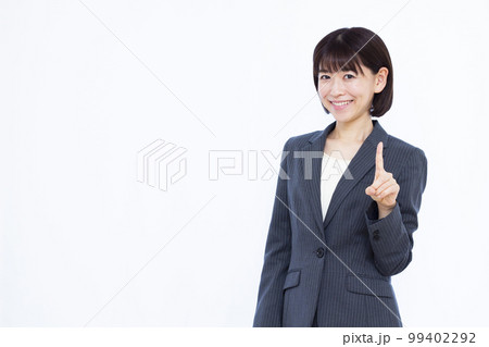 紹介をしている30代のビジネスウーマン 紹介をしている30代のビジネスウーマン 99402292