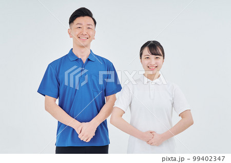ポロシャツを着た業者スタッフの男女 ポロシャツを着た業者スタッフの男女 99402347