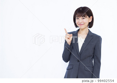 紹介をしている30代のビジネスウーマン 99402554