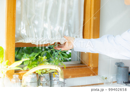 窓を開ける女性 99402658