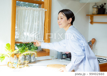 窓を開ける女性 99402660