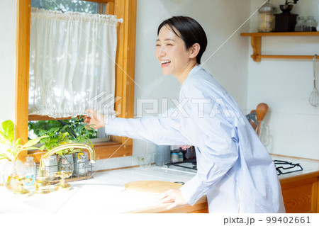 窓を開ける女性 窓を開ける女性 99402661