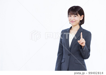 紹介をしている30代のビジネスウーマン 紹介をしている30代のビジネスウーマン 99402814