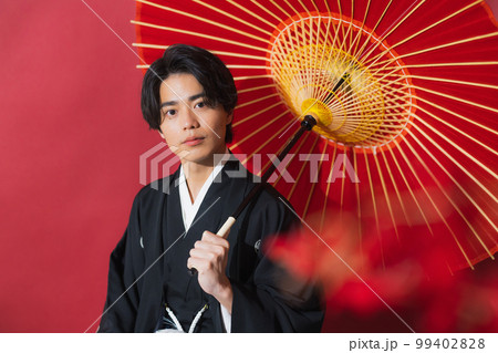 紋付袴の男性　番傘 99402828