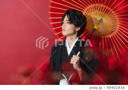 紋付袴の男性　番傘 99402836