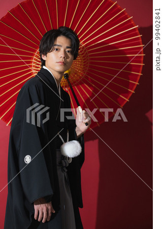 紋付袴の男性　番傘 99402841