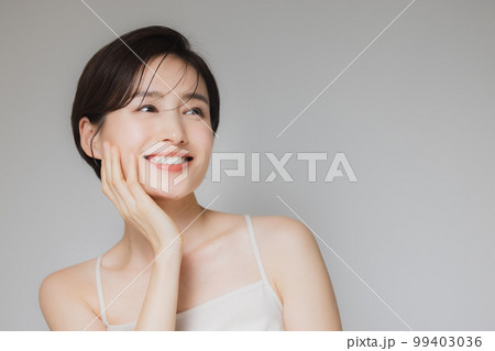ショートヘアの女性 ショートヘアの女性 99403036