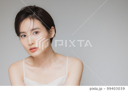 ショートヘアの女性　　 99403039