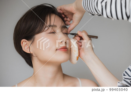 ショートヘアの女性　　 99403040