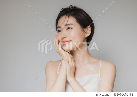 ショートヘアの女性 ショートヘアの女性 99403042