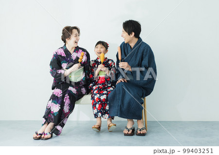 浴衣の小学生の女の子　　  99403251