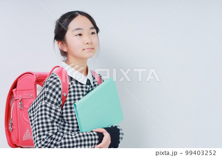 ランドセルを背負い遠くを見つめる小学生 ランドセルを背負い遠くを見つめる小学生 99403252