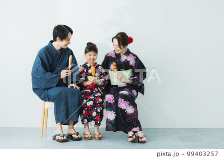 浴衣の小学生の女の子 浴衣の小学生の女の子 99403257