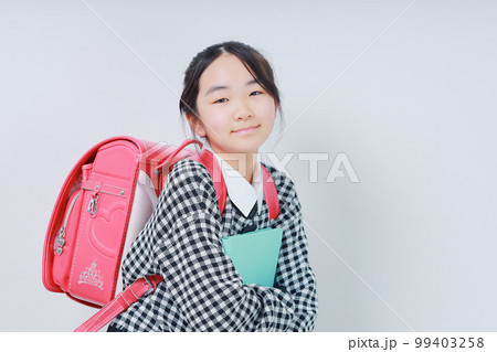 タブレットを抱きかかえた小学生女子 タブレットを抱きかかえた小学生女子 99403258