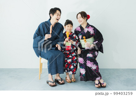 浴衣の小学生の女の子　　  99403259