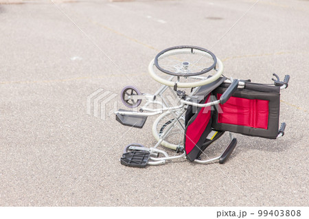 交通事故で倒れた車椅子 交通事故で倒れた車椅子 99403808
