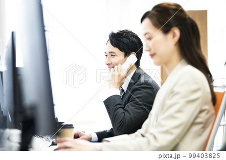 ビジネス 電話 通話 会話 笑顔 男性 ビジネス 電話 通話 会話 笑顔 男性 99403825