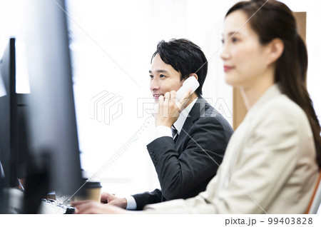 ビジネス 電話 通話 会話 笑顔 男性 ビジネス 電話 通話 会話 笑顔 男性 99403828