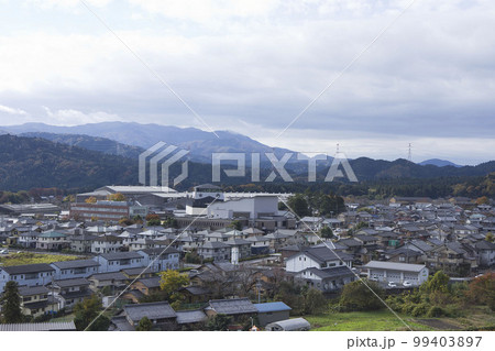 11月中旬　関ケ原岡山烽火場から望む関ケ原古戦場記念館と町並み 99403897