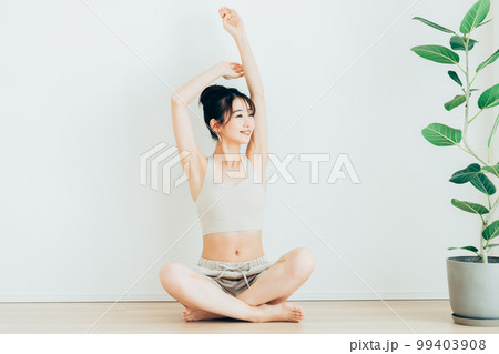 ヨガウェアの若い女性 ヨガウェアの若い女性 99403908
