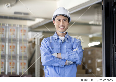 倉庫管理スタッフ　イメージ　カメラ目線で笑顔の30代の男性 99405425