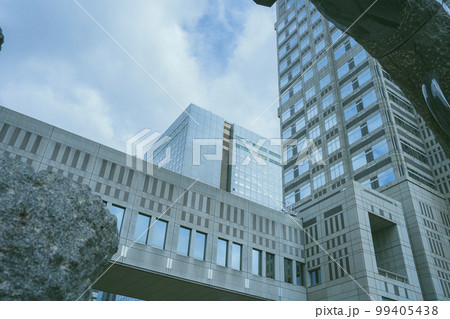 東京都新宿区の東京都庁(第一本庁舎・第二本庁舎・議会)を外観から見る風景 東京都新宿区の東京都庁(第一本庁舎・第二本庁舎・議会)を外観から見る風景 99405438