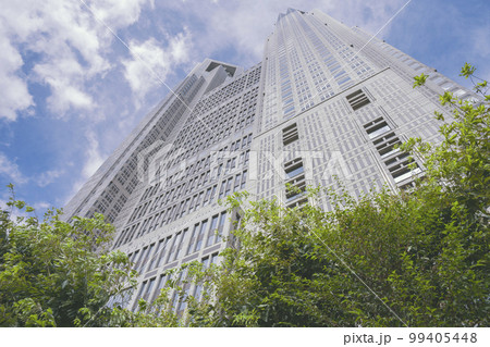 東京都新宿区の東京都庁（第一本庁舎・第二本庁舎・議会）を外観から見る風景 99405448