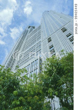 東京都新宿区の東京都庁（第一本庁舎・第二本庁舎・議会）を外観から見る風景 99405449