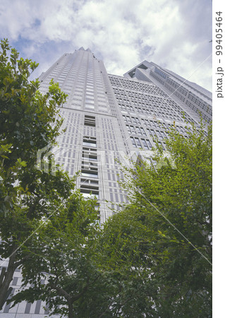 東京都新宿区の東京都庁(第一本庁舎・第二本庁舎・議会)を外観から見る風景 東京都新宿区の東京都庁(第一本庁舎・第二本庁舎・議会)を外観から見る風景 99405464