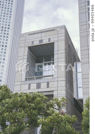 東京都新宿区の東京都庁（第一本庁舎・第二本庁舎・議会）を外観から見る風景 99405466