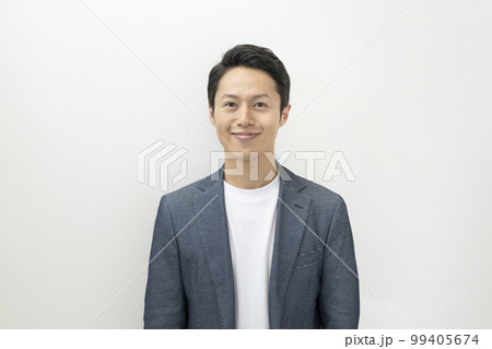 カメラ目線で笑顔の30代の男性　ポートレート 99405674