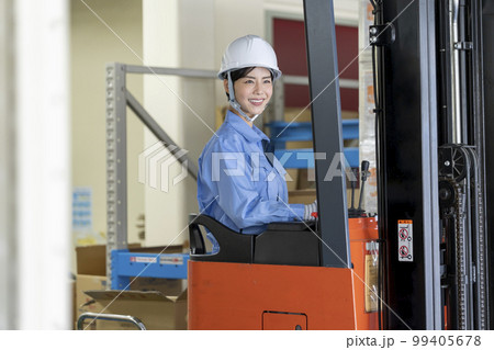 女性のフォークリフトオペレーター　 99405678
