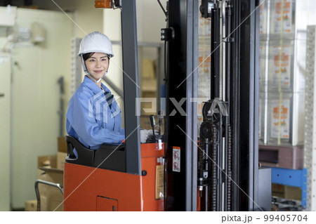作業中の女性のフォークリフトオペレーター 99405704