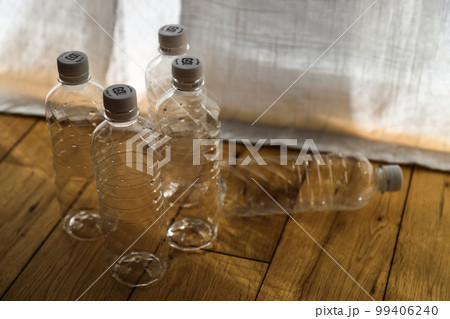 部屋の中に置かれたペットボトル 水分補給イメージ 部屋の中に置かれたペットボトル 水分補給イメージ 99406240