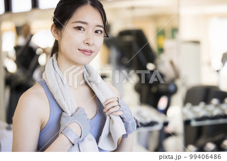 スポーツジムで休憩をする若い女性 スポーツジムで休憩をする若い女性 99406486